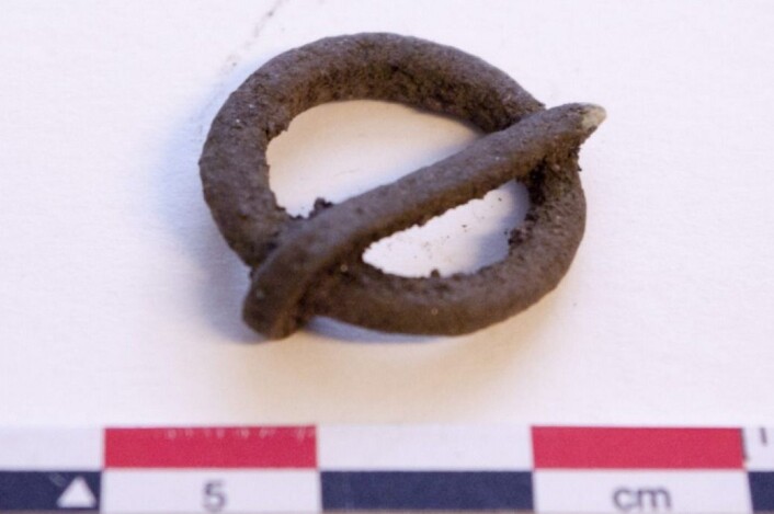 Ringspenne, trolig fra middelalder. (Foto: Jo Sindre P. Eidshaug, NTNU Vitenskapsmuseet) Ringspenne, trolig fra middelalder. (Foto: Jo Sindre P. Eidshaug, NTNU Vitenskapsmuseet)