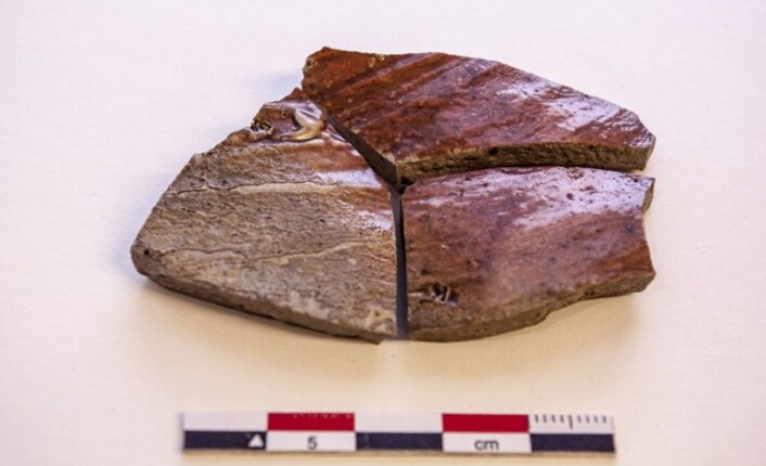 Tre skår av Siegburg, trolig fra 1400-tallet. (Foto: Jo Sindre P. Eidshaug, NTNU Vitenskapsmuseet) Tre skår av Siegburg, trolig fra 1400-tallet. (Foto: Jo Sindre P. Eidshaug, NTNU Vitenskapsmuseet)