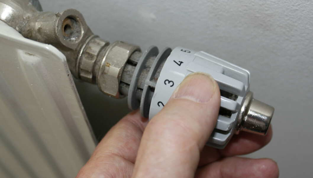 De fleste av oss tyr til radiatoren når kulda setter inn. Men å varme opp huset krever mye energi. Nå har forskere vist at de kan varme opp en hel etasje i et superisolert hus med bare én radiator. (Illustrasjonsfoto: Colourbox) De fleste av oss tyr til radiatoren når kulda setter inn. Men å varme opp huset krever mye energi. Nå har forskere vist at de kan varme opp en hel etasje i et superisolert hus med bare én radiator. (Illustrasjonsfoto: Colourbox)