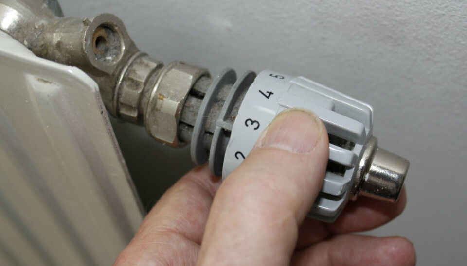 De fleste av oss tyr til radiatoren når kulda setter inn. Men å varme opp huset krever mye energi. Nå har forskere vist at de kan varme opp en hel etasje i et superisolert hus med bare én radiator. (Illustrasjonsfoto: Colourbox)