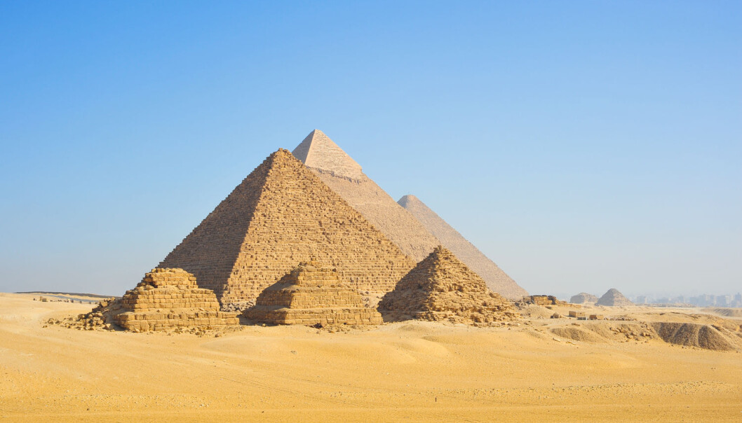 De enorme pyramidene på Giza-platået går i dag nærmest i ett med ørkenen. Men da de var nye, for 4500 år siden, skinte de om kapp med solen på grunn av det ytre laget av hvit kalkstein. Dette har senere blitt fjernet og brukt til nye monumenter. (Foto: Asier Villafranca / Shutterstock / NTB scanpix) De enorme pyramidene på Giza-platået går i dag nærmest i ett med ørkenen. Men da de var nye, for 4500 år siden, skinte de om kapp med solen på grunn av det ytre laget av hvit kalkstein. Dette har senere blitt fjernet og brukt til nye monumenter. (Foto: Asier Villafranca / Shutterstock / NTB scanpix)