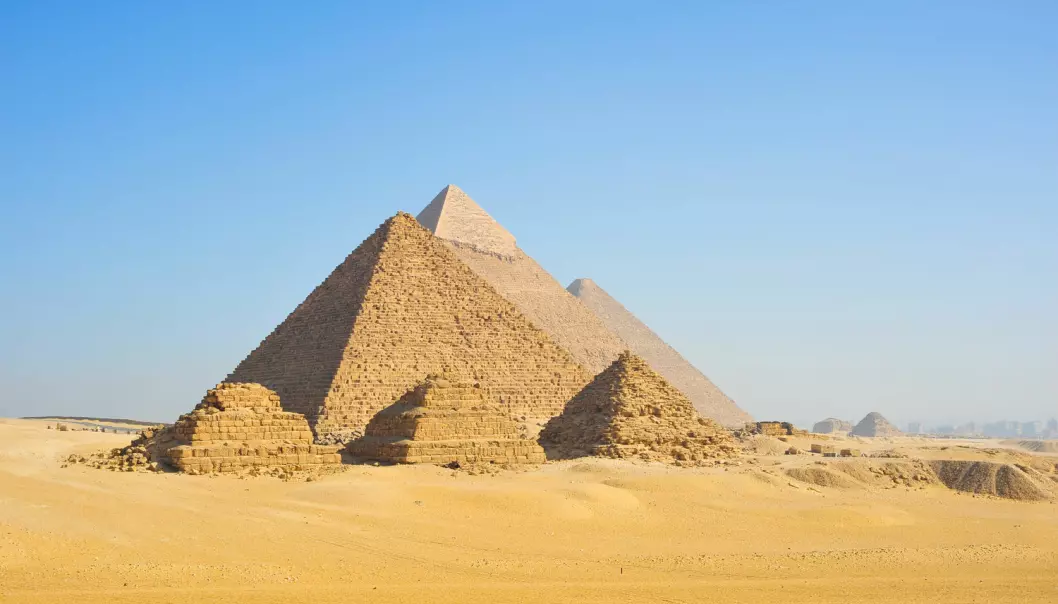 De enorme pyramidene på Giza-platået går i dag nærmest i ett med ørkenen. Men da de var nye, for 4500 år siden, skinte de om kapp med solen på grunn av det ytre laget av hvit kalkstein. Dette har senere blitt fjernet og brukt til nye monumenter.  (Foto: Asier Villafranca / Shutterstock / NTB scanpix)