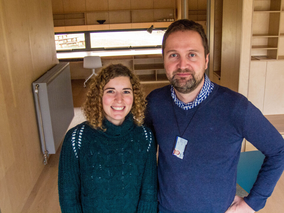 Maria Justo-Alonso og Laurent Georges har undersøkt småhus og leiligheter bygget i henhold til den norske passivhusstandarden og med redusert antall radiatorer. (Foto: NTNU)