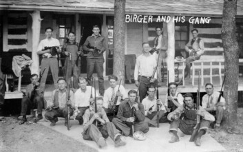 Denne glade gjengen bidro til at alkoholforbudet i USA ikke hadde den ønskede virkningen. Med Charlie Birger i spissen, satte disse mennene i gang ulovlig distribusjon av alkohol fra Harrisburg, Illinois. (Foto: Everett Historical / Shutterstock / NTB scanpix) Denne glade gjengen bidro til at alkoholforbudet i USA ikke hadde den ønskede virkningen. Med Charlie Birger i spissen, satte disse mennene i gang ulovlig distribusjon av alkohol fra Harrisburg, Illinois. (Foto: Everett Historical / Shutterstock / NTB scanpix)