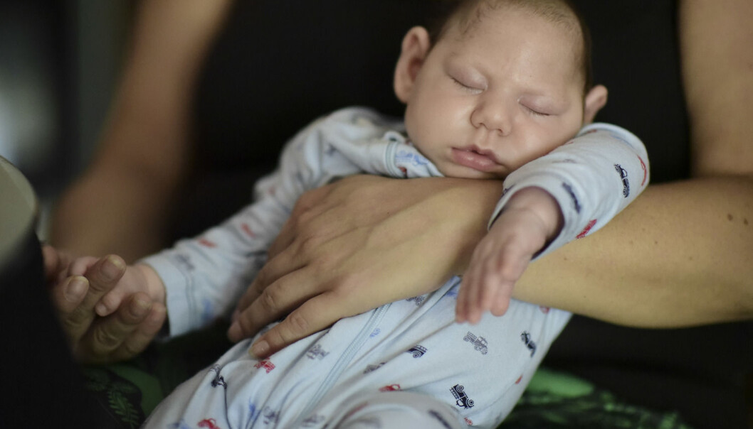 En baby med mikrokefali fra Puerto Rico. Sannsynligvis var det Zika-viruset hos moren som forårsaket sykdommen. (Foto:AP Photo/Carlos Giusti/NTB Scanpix) En baby med mikrokefali fra Puerto Rico. Sannsynligvis var det Zika-viruset hos moren som forårsaket sykdommen. (Foto:AP Photo/Carlos Giusti/NTB Scanpix)