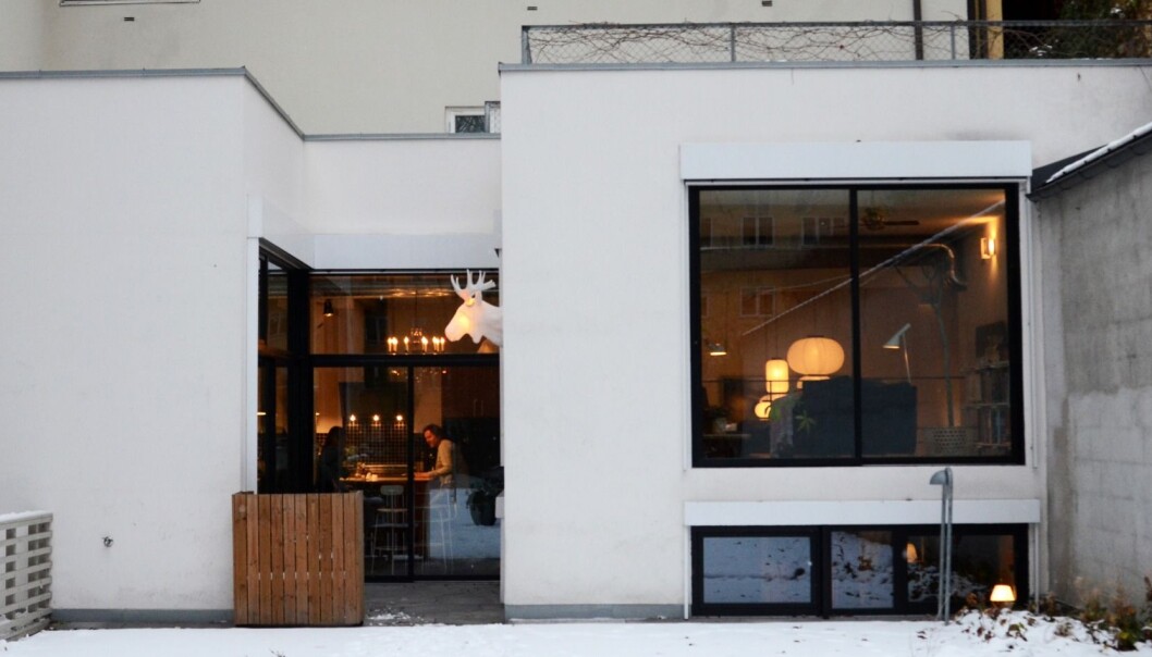 Dette huset var en gang et bilverksted. Nå er det oppgradert til energieffektiv og moderne bolig med drahjelp fra energi- og byggforskere. (Foto: Lisbet Jære) Dette huset var en gang et bilverksted. Nå er det oppgradert til energieffektiv og moderne bolig med drahjelp fra energi- og byggforskere. (Foto: Lisbet Jære)