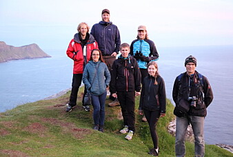 Forskerteamet på Runde. Fra venstre: Emlyn Davies (bak), Jørgen Strømsholm (bak), Trygve Olav Fossum (bak), Glaucia Fragoso (foran), Martin Ludvigsen (foran), Kristbjörg Edda Jónsdóttir og Asgeir Sørensen (direktør for AMOS). (Foto: Geir Johnsen, NTNU) Forskerteamet på Runde. Fra venstre: Emlyn Davies (bak), Jørgen Strømsholm (bak), Trygve Olav Fossum (bak), Glaucia Fragoso (foran), Martin Ludvigsen (foran), Kristbjörg Edda Jónsdóttir og Asgeir Sørensen (direktør for AMOS). (Foto: Geir Johnsen, NTNU)