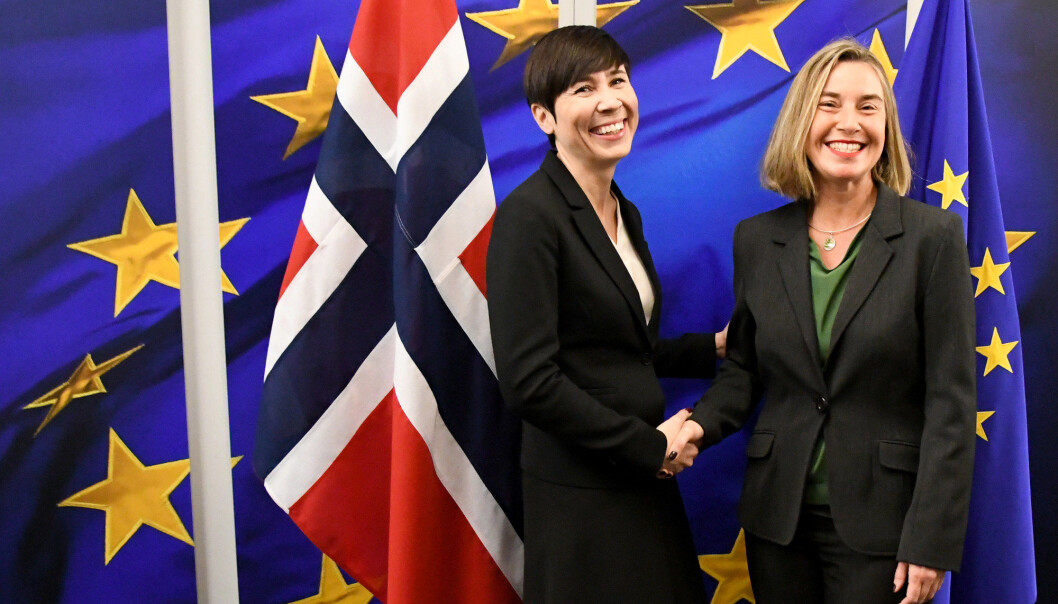 TETTERE SAMARBEID? Forskeren Christophe Hillion har flere forslag til hvordan Norge kan utvikle samarbeidet med EU om unionens felles utenriks- og sikkerhetspolitikk. Dette bildet fra 2017 viser utenriksminister Ine Eriksen Søreide sammen med Federica Mogherini, EUs høyrepresentant for utenrikssaker og sikkerhetspolitikk. (Foto: Johan Falnes / NTB scanpix) TETTERE SAMARBEID? Forskeren Christophe Hillion har flere forslag til hvordan Norge kan utvikle samarbeidet med EU om unionens felles utenriks- og sikkerhetspolitikk. Dette bildet fra 2017 viser utenriksminister Ine Eriksen Søreide sammen med Federica Mogherini, EUs høyrepresentant for utenrikssaker og sikkerhetspolitikk. (Foto: Johan Falnes / NTB scanpix)