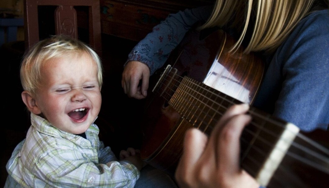 Kan måten du synger på være med på å forklare hvorfor treåringen din ikke synger med, i motsetning til gutten på bildet? Ja, mener musikkterapi-forsker Lise Lotte Ågedal. (Foto: Dag Jenssen / Samfoto / NTB scanpix) Kan måten du synger på være med på å forklare hvorfor treåringen din ikke synger med, i motsetning til gutten på bildet? Ja, mener musikkterapi-forsker Lise Lotte Ågedal. (Foto: Dag Jenssen / Samfoto / NTB scanpix)