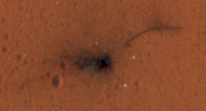 NASAs Mars Reconnaissance Orbiter tok dette bildet av krasjstedet til Schiaparelli-landeren med et høyoppløselig kamera 1. november 2016. Vi ser mørkt materiale som er slynget ut der landeren traff bakken. (Foto: NASA) NASAs Mars Reconnaissance Orbiter tok dette bildet av krasjstedet til Schiaparelli-landeren med et høyoppløselig kamera 1. november 2016. Vi ser mørkt materiale som er slynget ut der landeren traff bakken. (Foto: NASA)