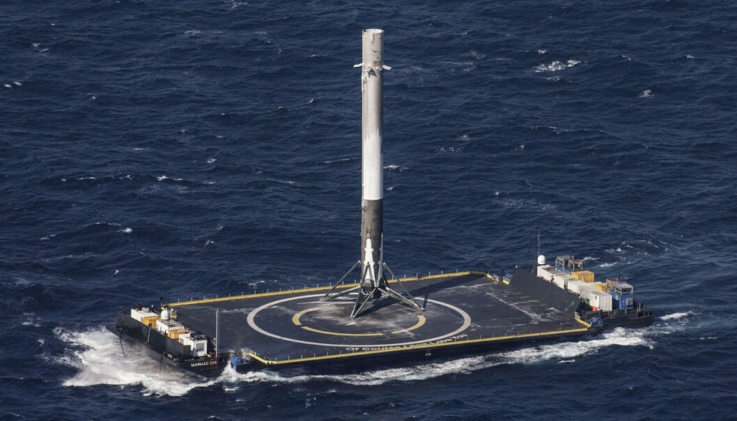 Førstetrinnet av Falcon 9-raketten landet for første gang mykt på et selvstyrt droneskip i Stillehavet etter å ha skutt opp forsyninger til Den internasjonale romstasjonen 8.april 2016. (Foto: NASA, via SpaceX) Førstetrinnet av Falcon 9-raketten landet for første gang mykt på et selvstyrt droneskip i Stillehavet etter å ha skutt opp forsyninger til Den internasjonale romstasjonen 8.april 2016. (Foto: NASA, via SpaceX)