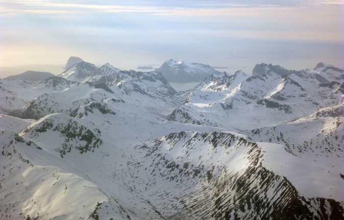 Inn for landing i Tromsø lufthavn – selv i et snødekt vinterlandskap kan man oppleve Norges geologi på sitt beste. (Foto Ane K. Engvik) Inn for landing i Tromsø lufthavn – selv i et snødekt vinterlandskap kan man oppleve Norges geologi på sitt beste. (Foto Ane K. Engvik)