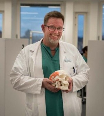- Det kan tenkes at bakterier finner veien inn i blodbanen og så ut til leddene fra munnen, sier Heming Olsen-Bergem, forsker og spesialist i oral kirurgi og oral medisin ved odontologisk fakultet, Universitetet i Oslo. (Foto: Fredrik Pedersen, UiO) - Det kan tenkes at bakterier finner veien inn i blodbanen og så ut til leddene fra munnen, sier Heming Olsen-Bergem, forsker og spesialist i oral kirurgi og oral medisin ved odontologisk fakultet, Universitetet i Oslo. (Foto: Fredrik Pedersen, UiO)