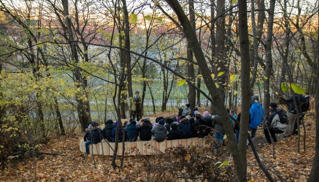 Her innvies det nye leirplassen i Ola Narr skogen som ligger midt mellom bolig- og byområdene i Oslo øst. Den er tegnet av Lala Tøyen og bygd av de lokale håndverkerne Gunnar Moen og Trond Solberg, i samarbeid med foreldrenes arbeidsutvalg på Tøyen skole. (Foto: Tove Rømo Grande) Her innvies det nye leirplassen i Ola Narr skogen som ligger midt mellom bolig- og byområdene i Oslo øst. Den er tegnet av Lala Tøyen og bygd av de lokale håndverkerne Gunnar Moen og Trond Solberg, i samarbeid med foreldrenes arbeidsutvalg på Tøyen skole. (Foto: Tove Rømo Grande)