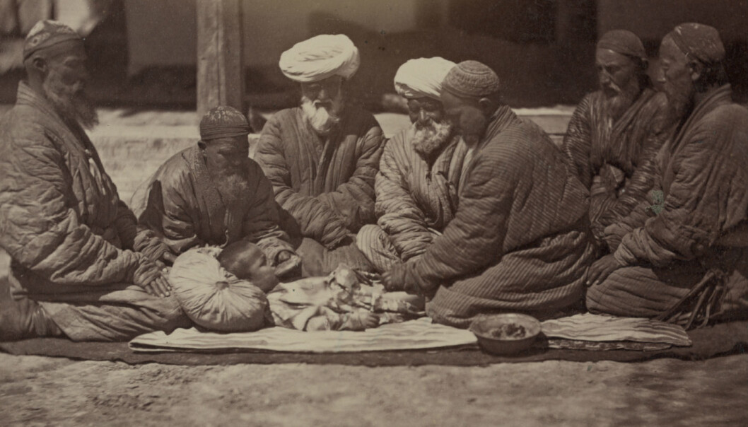 Omskjæring av gutter har funnet sted i tusenvis av år, her i Sentral-Asia for 150 år siden. Guttens ytterste hud omkring glansen på penis blir som regel fjernet med en kniv eller lignende. (Foto: Heritage/NTB Scanpix) Omskjæring av gutter har funnet sted i tusenvis av år, her i Sentral-Asia for 150 år siden. Guttens ytterste hud omkring glansen på penis blir som regel fjernet med en kniv eller lignende. (Foto: Heritage/NTB Scanpix)