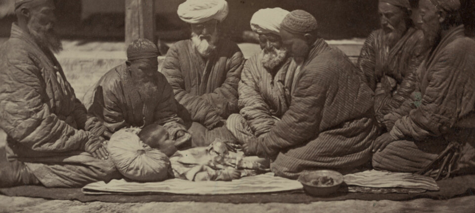Omskjæring av gutter har funnet sted i tusenvis av år, her i Sentral-Asia for 150 år siden. Guttens ytterste hud omkring glansen på penis blir som regel fjernet med en kniv eller lignende.  (Foto: Heritage/NTB Scanpix)