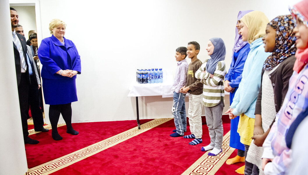 Muslimer blir sannsynligvis den yngste gruppa blant de største religionene i 2050. Her besøker statsminister Erna Solberg Islamic Cultural Centre sin moské i Oslo i fjor. (Foto: Jon Olav Nesvold/NTB scanpix) Muslimer blir sannsynligvis den yngste gruppa blant de største religionene i 2050. Her besøker statsminister Erna Solberg Islamic Cultural Centre sin moské i Oslo i fjor. (Foto: Jon Olav Nesvold/NTB scanpix)