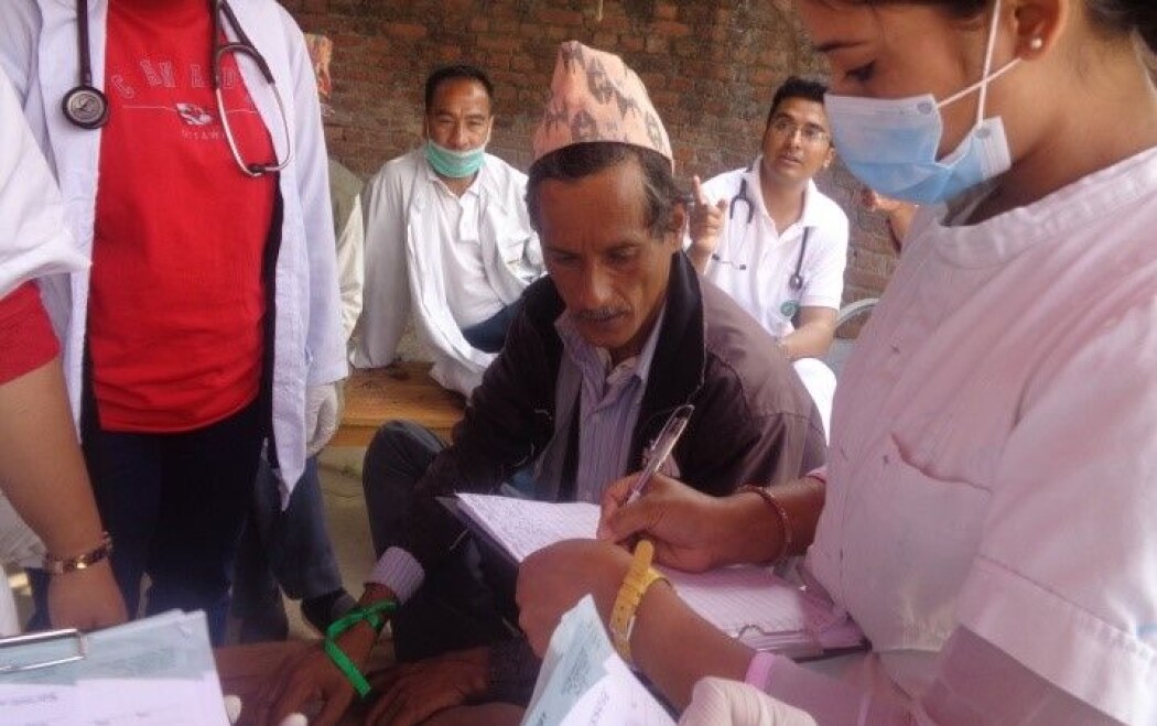 Da denne mannen ankom sykehuset i Nepal, etter jordskjelvet i april 2015, fikk han utdelt et grønt fargebånd. Fargen betydde at han ikke var hardt skadet og derfor hadde lav prioritet. (Foto: Samita Giri) Da denne mannen ankom sykehuset i Nepal, etter jordskjelvet i april 2015, fikk han utdelt et grønt fargebånd. Fargen betydde at han ikke var hardt skadet og derfor hadde lav prioritet. (Foto: Samita Giri)