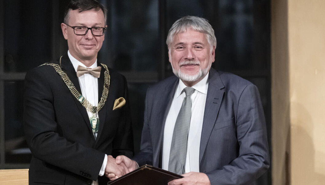 Eystein Jansen (til høyre) er tildelt Meltzers ærespris. Prisen ble overrakt av rektor Dag Rune Olsen. (Foto: Thor Brødreskift, UiB) Eystein Jansen (til høyre) er tildelt Meltzers ærespris. Prisen ble overrakt av rektor Dag Rune Olsen. (Foto: Thor Brødreskift, UiB)