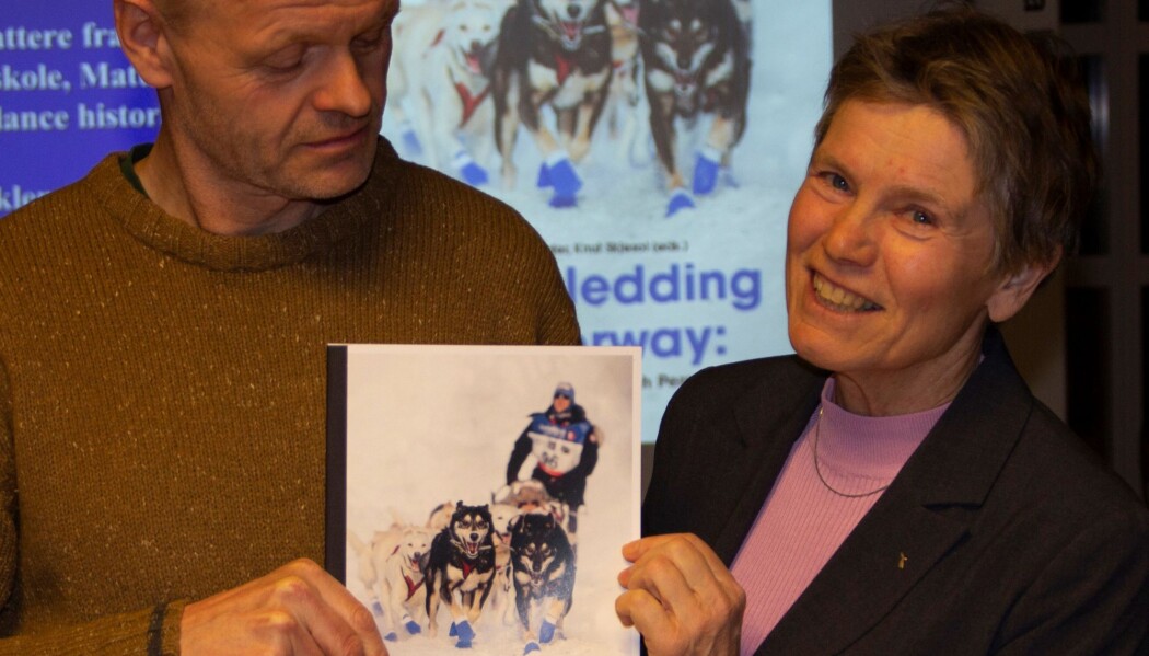 Redaktør Rune Waaler og forsker Andi Weydahl lanserte boka Dogsledding in Norway sammen med kolleger i Alta 7.mars, i forbindelse med starten av Finnmarksløpet 2019. (Foto: Jørn Berger Nyvoll) Redaktør Rune Waaler og forsker Andi Weydahl lanserte boka Dogsledding in Norway sammen med kolleger i Alta 7.mars, i forbindelse med starten av Finnmarksløpet 2019. (Foto: Jørn Berger Nyvoll)