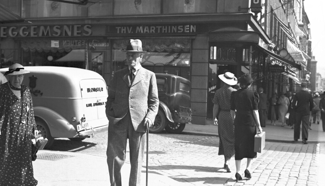 Knut Hamsun var kritisk til samfunnsutviklingen i sin tid. Her spaserer han i Oslo 12. august 1936. (Foto: NTB scanpix) Knut Hamsun var kritisk til samfunnsutviklingen i sin tid. Her spaserer han i Oslo 12. august 1936. (Foto: NTB scanpix)