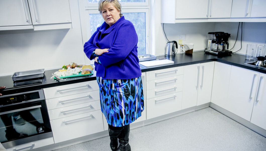 Frivillighet er populært blant politikerne. Her er statsminister Erna Solberg på kjøkkenet til Blå Kors sitt nye behandlingssenter på Slemdal i Oslo. De siste ukene har både Oslo bystyre og Stortinget fattet vedtak om at flere velferdsoppgaver bør overlates til ideelle organisasjoner. (Foto: Stian Lysberg Solum / NTB scanpix) Frivillighet er populært blant politikerne. Her er statsminister Erna Solberg på kjøkkenet til Blå Kors sitt nye behandlingssenter på Slemdal i Oslo. De siste ukene har både Oslo bystyre og Stortinget fattet vedtak om at flere velferdsoppgaver bør overlates til ideelle organisasjoner. (Foto: Stian Lysberg Solum / NTB scanpix)