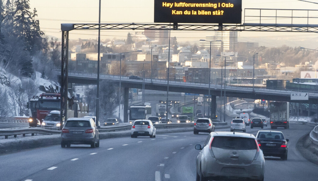 Lystavlen over E6 ved Alnabru i Oslo oppfordrer bilistene til å la bilen stå på grunn av høy luftforurensning i hovedstaden. (Foto: Heiko Junge / NTB scanpix) Lystavlen over E6 ved Alnabru i Oslo oppfordrer bilistene til å la bilen stå på grunn av høy luftforurensning i hovedstaden. (Foto: Heiko Junge / NTB scanpix)