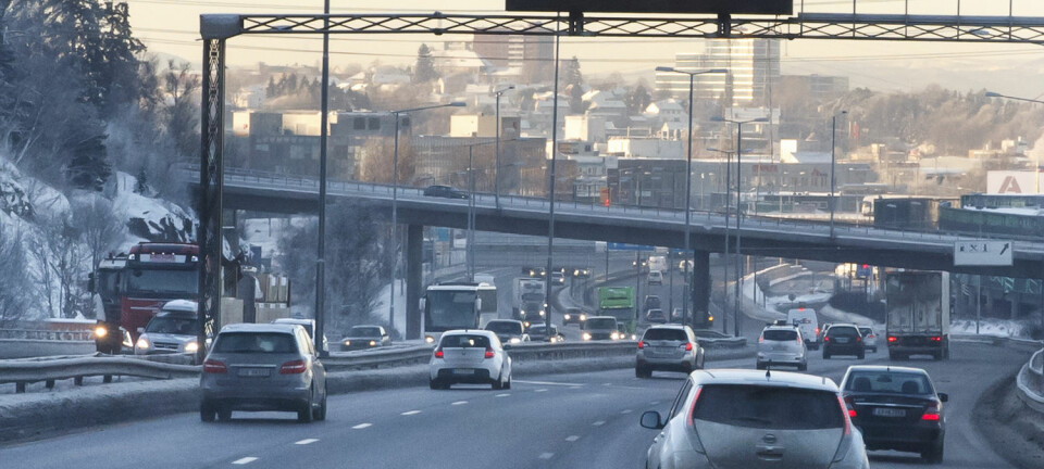 Lystavlen over E6 ved Alnabru i Oslo oppfordrer bilistene til å la bilen stå på grunn av høy luftforurensning i hovedstaden.  (Foto: Heiko Junge / NTB scanpix)