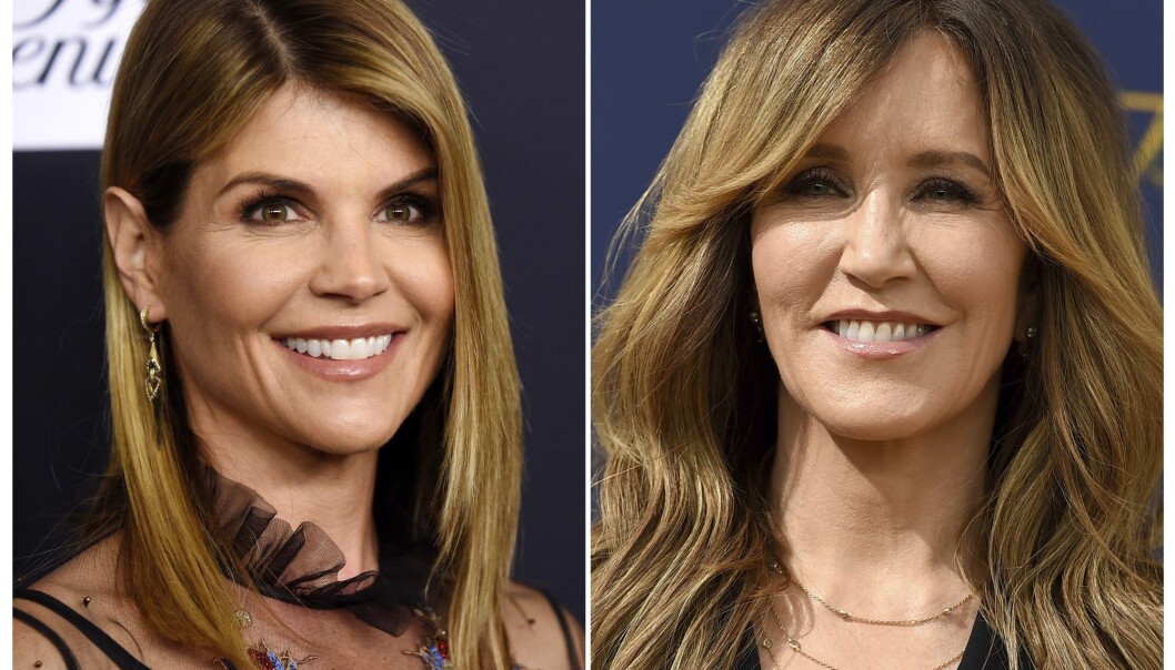 Skuespillerne Lori Loughlin (t.v.) og Felicity Huffman er blant dem som er siktet for å ha betalt barna sine for å få dem inn på amerikanske eliteuniversiteter. (Foto: AP, NTB scanpix) Skuespillerne Lori Loughlin (t.v.) og Felicity Huffman er blant dem som er siktet for å ha betalt barna sine for å få dem inn på amerikanske eliteuniversiteter. (Foto: AP, NTB scanpix)