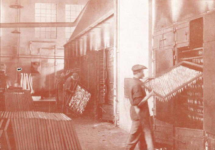 Slik så røykeriet ut da USF hadde Norges største sardinrøykeri Foto: MUST/ Norsk hermetikkmuseum Slik så røykeriet ut da USF hadde Norges største sardinrøykeri Foto: MUST/ Norsk hermetikkmuseum