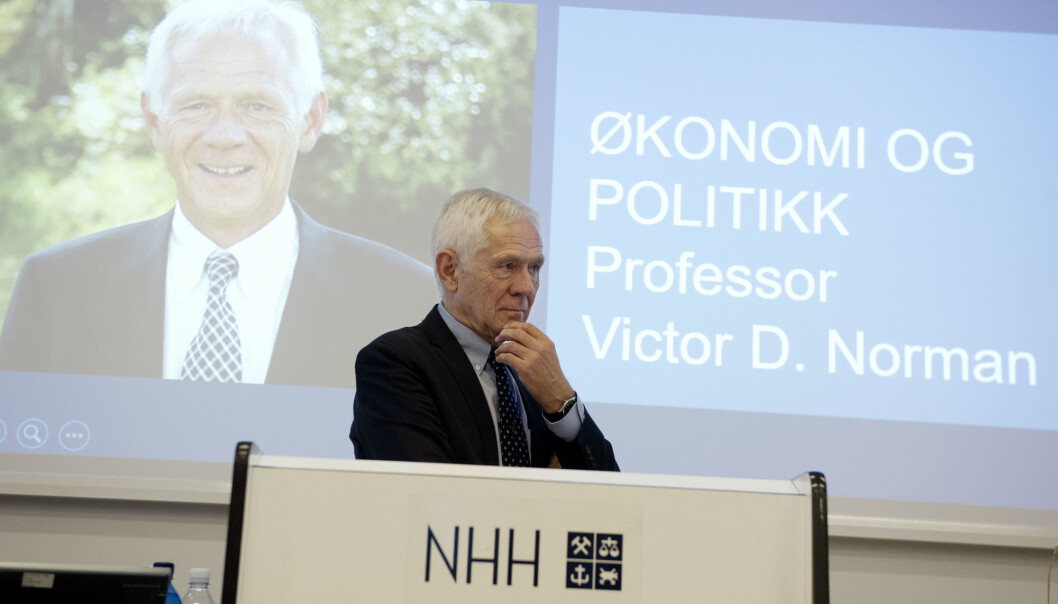 Studentene husker Victor D. Norman best som foreleser. For oss andre er det kanskje som arbeids- og administrasjonsminister i Kjell Magne Bondeviks andre regjering fra 2001-2004. (Foto: Helge Skodvin / NHH) Studentene husker Victor D. Norman best som foreleser. For oss andre er det kanskje som arbeids- og administrasjonsminister i Kjell Magne Bondeviks andre regjering fra 2001-2004. (Foto: Helge Skodvin / NHH)