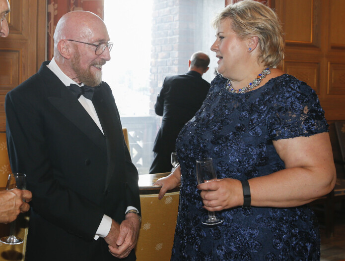 Kip Thorne møtte Erna Solberg i 2016, da Thorne var med på å motta Kavli-prisen for LIGO-eksperimentet. Han mottok Nobelprisen året etter. (Bilde: Terje Pedersen / NTB scanpix) Kip Thorne møtte Erna Solberg i 2016, da Thorne var med på å motta Kavli-prisen for LIGO-eksperimentet. Han mottok Nobelprisen året etter. (Bilde: Terje Pedersen / NTB scanpix)