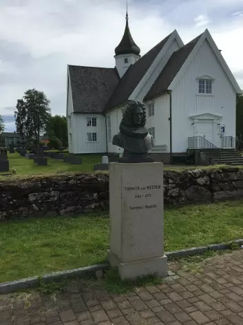Byste utenfor Mo i Rana kirke. Bysten ble satt opp som en del av misjonsarbeidet og innviet i 1724. (Foto: Håkon Hermanstrand)