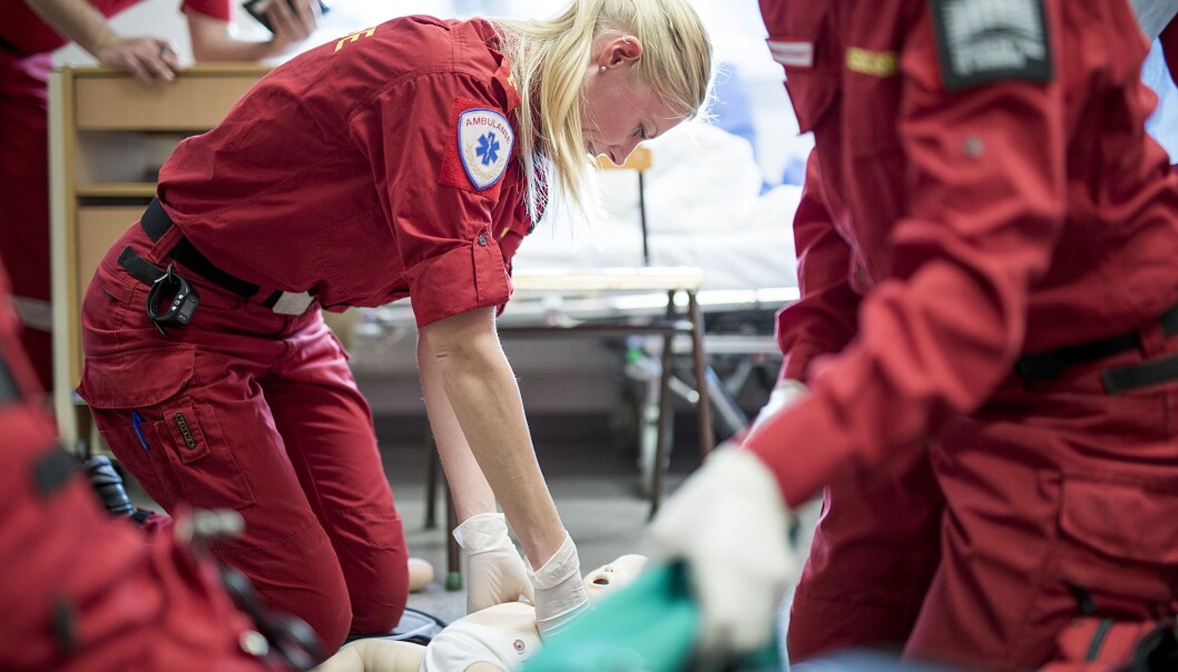 Her er studentene i gang med en øvelse på Simulerings- og ferdighetsenheten på bachelorprogrammet i prehospitalt arbeid – paramedic ved Høgskolen i Oslo og Akershus. (Foto: Benjamin A. Ward/ HiOA) Her er studentene i gang med en øvelse på Simulerings- og ferdighetsenheten på bachelorprogrammet i prehospitalt arbeid – paramedic ved Høgskolen i Oslo og Akershus. (Foto: Benjamin A. Ward/ HiOA)
