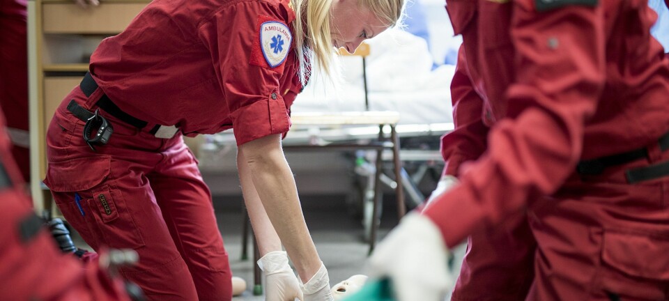 Her er studentene i gang med en øvelse på Simulerings- og ferdighetsenheten på bachelorprogrammet i prehospitalt arbeid – paramedic ved Høgskolen i Oslo og Akershus. (Foto: Benjamin A. Ward/ HiOA)