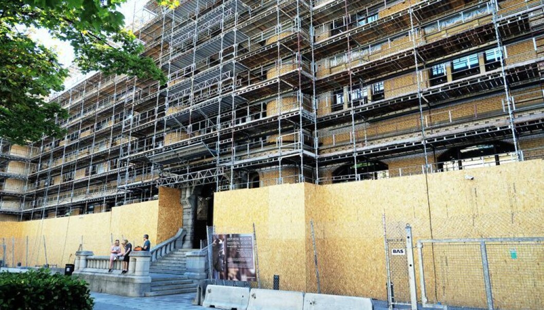 Universitetsstyret har løvyd 150 millionar kroner ekstra til vedlikehaldet av Historisk museum. Til saman blir det dermed brukt 250 millionar kroner på dette arbeidet. Biletet er frå august i fjor, då arbeidet hadde starta. (Foto: Ola Sæther) Universitetsstyret har løvyd 150 millionar kroner ekstra til vedlikehaldet av Historisk museum. Til saman blir det dermed brukt 250 millionar kroner på dette arbeidet. Biletet er frå august i fjor, då arbeidet hadde starta. (Foto: Ola Sæther)