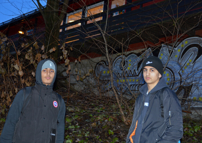 På barnehagens område røyker noen hasj på kveldstid. Det er et dårlig sted, mener Shayan Hussain (til venstre) og Ihab Ezzeldine. Det er lett å bli påvirket av slike miljøer, sier de to femtenåringene. (Foto: Ida Kvittingen, forskning.no) På barnehagens område røyker noen hasj på kveldstid. Det er et dårlig sted, mener Shayan Hussain (til venstre) og Ihab Ezzeldine. Det er lett å bli påvirket av slike miljøer, sier de to femtenåringene. (Foto: Ida Kvittingen, forskning.no)