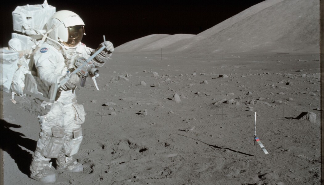 Harrison Schmitt, astronaut på Apollo 17-oppdraget i 1972, samler prøver fra måneoverflaten. (Bilde: Eugene A. Cernan/NASA) Harrison Schmitt, astronaut på Apollo 17-oppdraget i 1972, samler prøver fra måneoverflaten. (Bilde: Eugene A. Cernan/NASA)