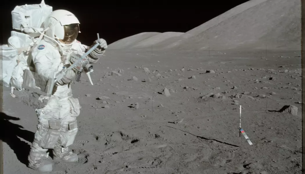 Harrison Schmitt, astronaut på Apollo 17-oppdraget i 1972, samler prøver fra måneoverflaten. (Bilde: Eugene A. Cernan/NASA)