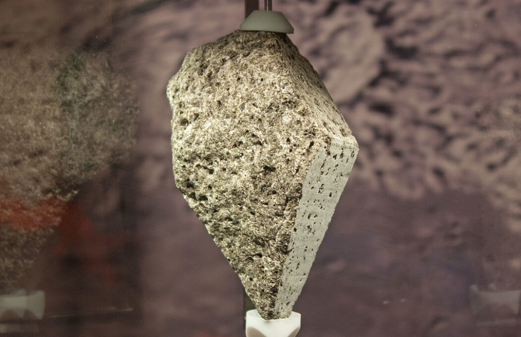 Et eksempel på en av månesteinene som ble tatt med tilbake. Denne kom hjem med Apollo 15 i 1971. (Bilde: Wknight94/CC BY-SA 3.0) Et eksempel på en av månesteinene som ble tatt med tilbake. Denne kom hjem med Apollo 15 i 1971. (Bilde: Wknight94/CC BY-SA 3.0)