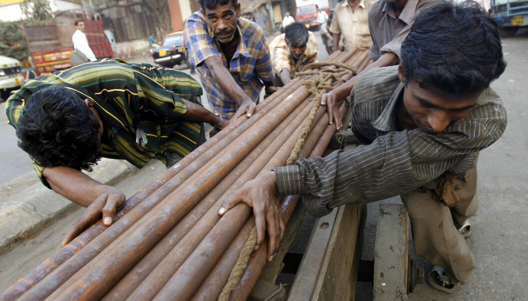 Indiske arbeidere trekker en vogn lastet med stålrør i Mumbai, India. (Foto: REUTERS/Arko Datta (INDIA)/NTB scanpix) Indiske arbeidere trekker en vogn lastet med stålrør i Mumbai, India. (Foto: REUTERS/Arko Datta (INDIA)/NTB scanpix)