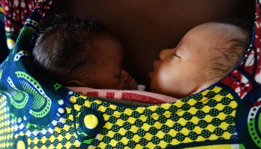 Hudkontakt er viktig for babyer som er født for tidlig. Disse tvillingene får prøve kengurumetoden ved Gabriel Touré Hospital i Bamako, Mali. (Foto: Fundación Canguro) Hudkontakt er viktig for babyer som er født for tidlig. Disse tvillingene får prøve kengurumetoden ved Gabriel Touré Hospital i Bamako, Mali. (Foto: Fundación Canguro)