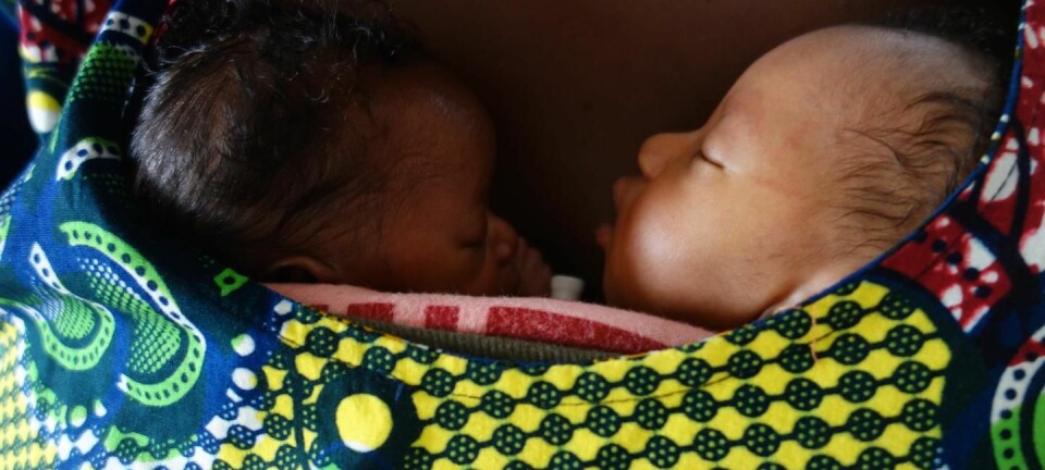 Hudkontakt er viktig for babyer som er født for tidlig. Disse tvillingene får prøve kengurumetoden ved Gabriel Touré Hospital i Bamako, Mali. (Foto: Fundación Canguro)
