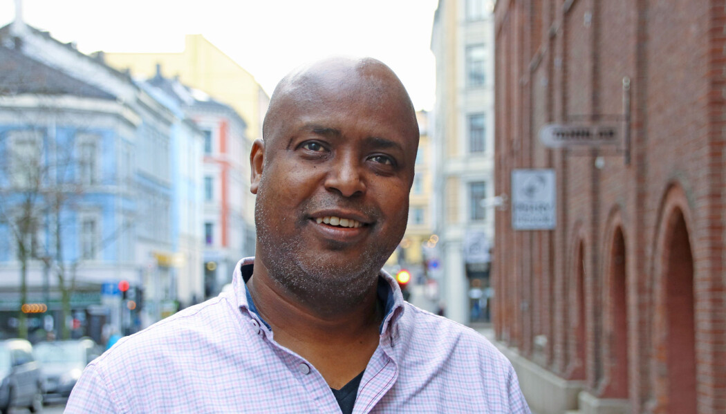 Sid Omar Mohamud Ahmed kan en god del om Somalias språkhistorie, men lærte likevel noe nytt da han leste om somali i boka «Nye språk i Norge». – Jeg visste faktisk ikke at grunnen til at somalierne har latt være å bruke det arabiske alfabetet, er at det ikke kunne dekke lydene på det somaliske språket, sier han. (Foto: Ida Kvittingen, forskning.no) Sid Omar Mohamud Ahmed kan en god del om Somalias språkhistorie, men lærte likevel noe nytt da han leste om somali i boka «Nye språk i Norge». – Jeg visste faktisk ikke at grunnen til at somalierne har latt være å bruke det arabiske alfabetet, er at det ikke kunne dekke lydene på det somaliske språket, sier han. (Foto: Ida Kvittingen, forskning.no)