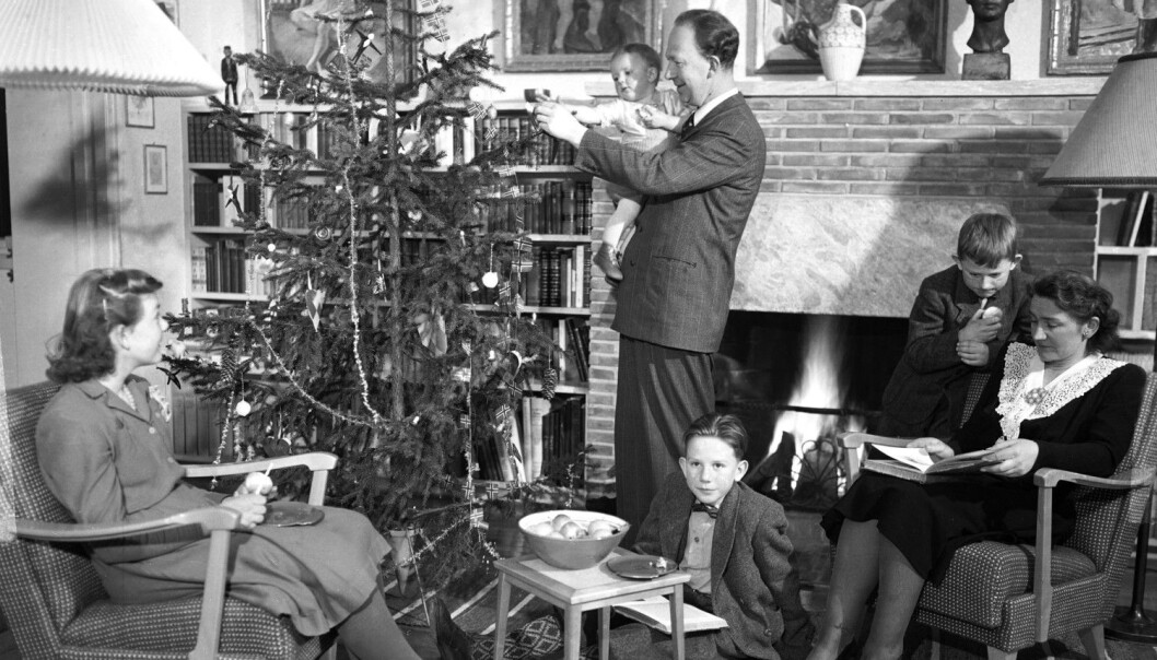 Høytiden bringer oss overraskede nær samfunnets opprinnelse – nær det fenomen at vi i det hele tatt har et samfunn, skriver Erik Tunstad. Her ser vi forfatteren Nils Johan Rud med familie feirer jul i 1949. (Foto: NTB scanpix) Høytiden bringer oss overraskede nær samfunnets opprinnelse – nær det fenomen at vi i det hele tatt har et samfunn, skriver Erik Tunstad. Her ser vi forfatteren Nils Johan Rud med familie feirer jul i 1949. (Foto: NTB scanpix)