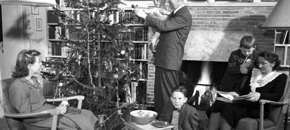 Høytiden bringer oss overraskede nær samfunnets opprinnelse – nær det fenomen at vi i det hele tatt har et samfunn, skriver Erik Tunstad. Her ser vi forfatteren Nils Johan Rud med familie feirer jul i 1949. (Foto: NTB scanpix)