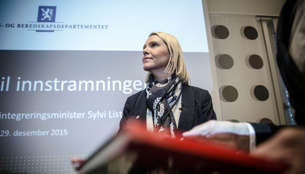 Norge har i 2016 opplevd en nedgang i antall asylsøkere på 90 prosent. Det kommer nå færre asylsøkere hit enn det har gjort på 20 år. Hvor mye er Sylvi Listhaug årsak til nedgangen og hvor mye betyr andre faktorer? forskning.no har spurt tre innvandringsforskere. (Foto: Terje Bringedal, VG, NTB/scanpix) Norge har i 2016 opplevd en nedgang i antall asylsøkere på 90 prosent. Det kommer nå færre asylsøkere hit enn det har gjort på 20 år. Hvor mye er Sylvi Listhaug årsak til nedgangen og hvor mye betyr andre faktorer? forskning.no har spurt tre innvandringsforskere. (Foto: Terje Bringedal, VG, NTB/scanpix)
