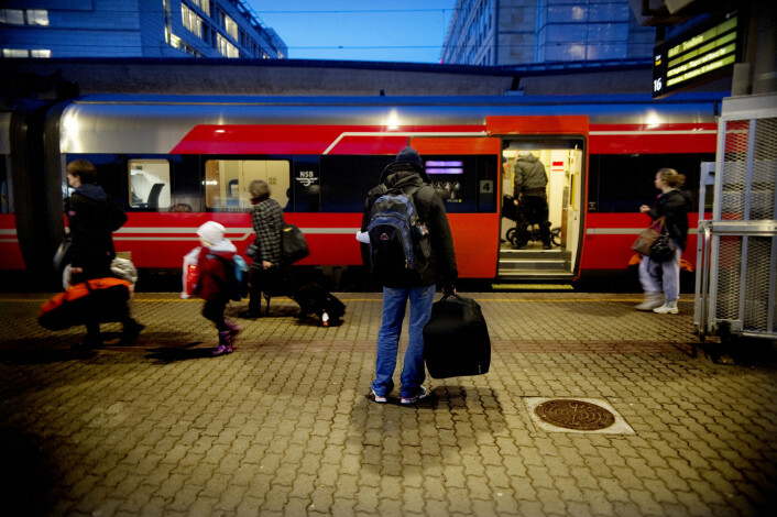 Året 2015 kom det over 30 000 asylsøkere til Norge, nesten tre ganger så mange som årene før. Mange fryktet for fortsettelsen i 2016. Men nå har asylstrømmen til Norge nesten stanset opp. På bildet en asylsøker som skal reise alene med tog fra Oslo til Otta. Han er på vei til Sel statlige mottak Rondeslottet, Otta kommune. (Foto: Luca Kleve-Ruud, Samfoto, NTB/scanpix) Året 2015 kom det over 30 000 asylsøkere til Norge, nesten tre ganger så mange som årene før. Mange fryktet for fortsettelsen i 2016. Men nå har asylstrømmen til Norge nesten stanset opp. På bildet en asylsøker som skal reise alene med tog fra Oslo til Otta. Han er på vei til Sel statlige mottak Rondeslottet, Otta kommune. (Foto: Luca Kleve-Ruud, Samfoto, NTB/scanpix)