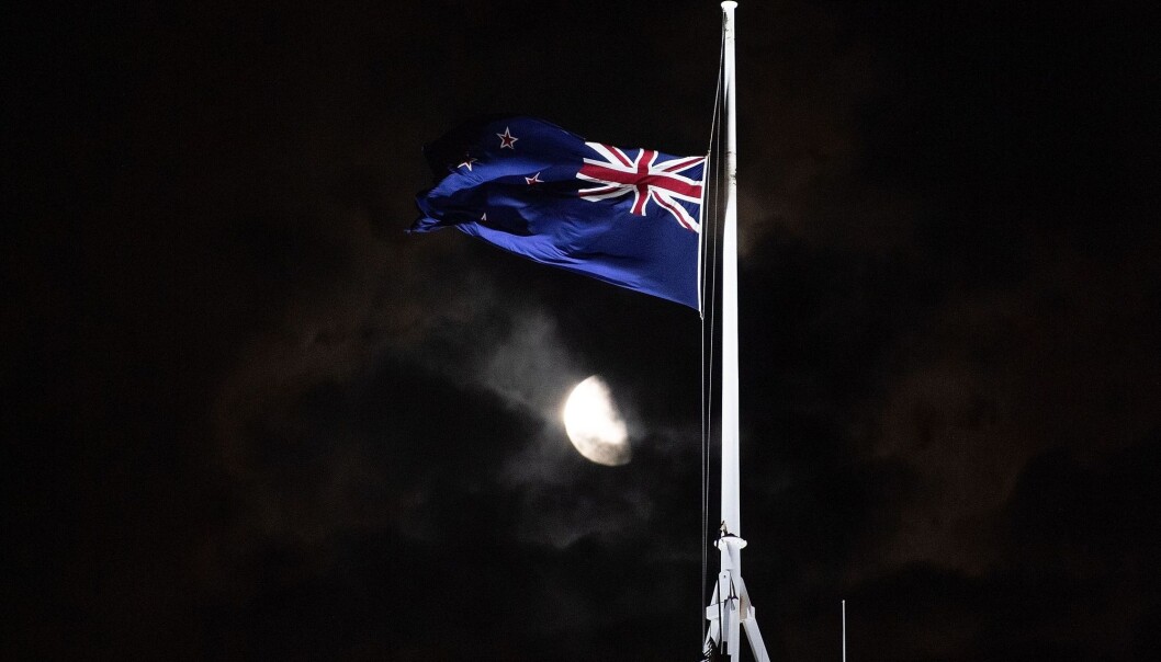 Moskéangrepene i New Zealand har flere likhetstrekk med 22. juli, mener terrorforsker Lars Gule. Herer flagget utenfor parlamentbygningen i Wellington på halv stang etter angrepene i Christchurch. (Foto: Marty Melville, AFP, NTB scanpix) Moskéangrepene i New Zealand har flere likhetstrekk med 22. juli, mener terrorforsker Lars Gule. Herer flagget utenfor parlamentbygningen i Wellington på halv stang etter angrepene i Christchurch. (Foto: Marty Melville, AFP, NTB scanpix)
