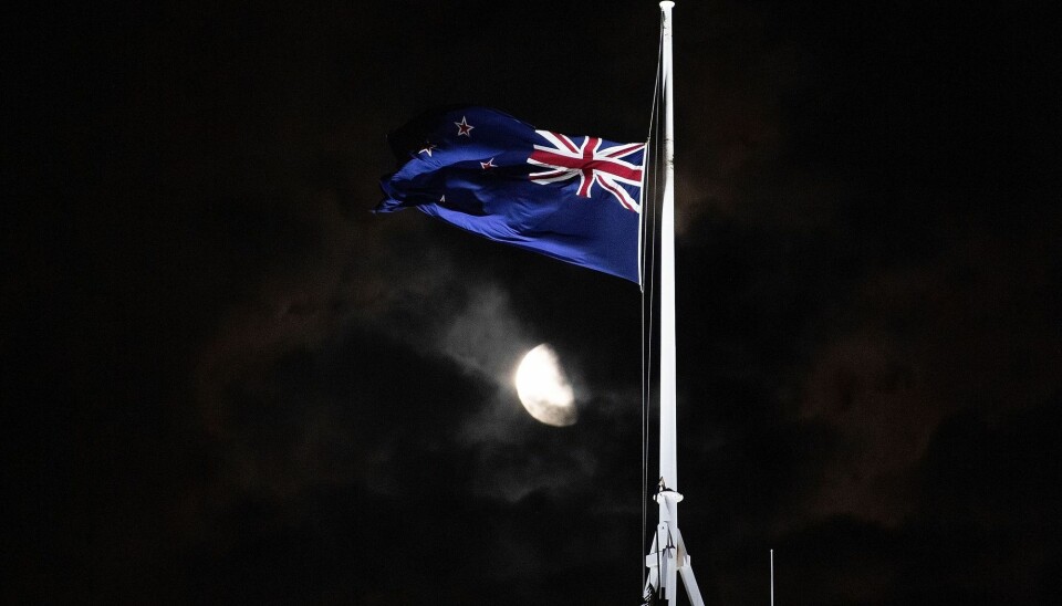 Moskéangrepene i New Zealand har flere likhetstrekk med 22. juli, mener terrorforsker Lars Gule. Herer flagget utenfor parlamentbygningen i Wellington på halv stang etter angrepene i Christchurch. (Foto: Marty Melville, AFP, NTB scanpix)